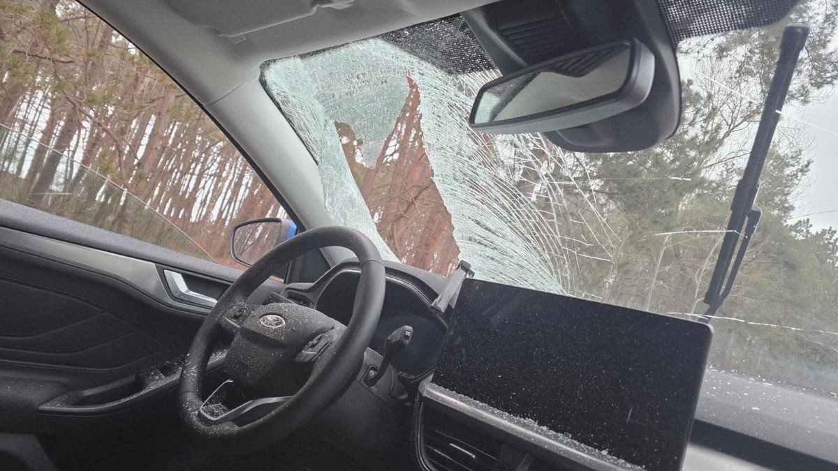 Samochód uszkodzony bryłą lodu