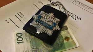 Wrzucił do radiowozu 100 zł i powiedział policjantom: "tak będzie dobrze"