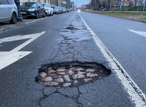 Jak radzić sobie z dziurami w drogach? Odszkodowania, technika jazdy