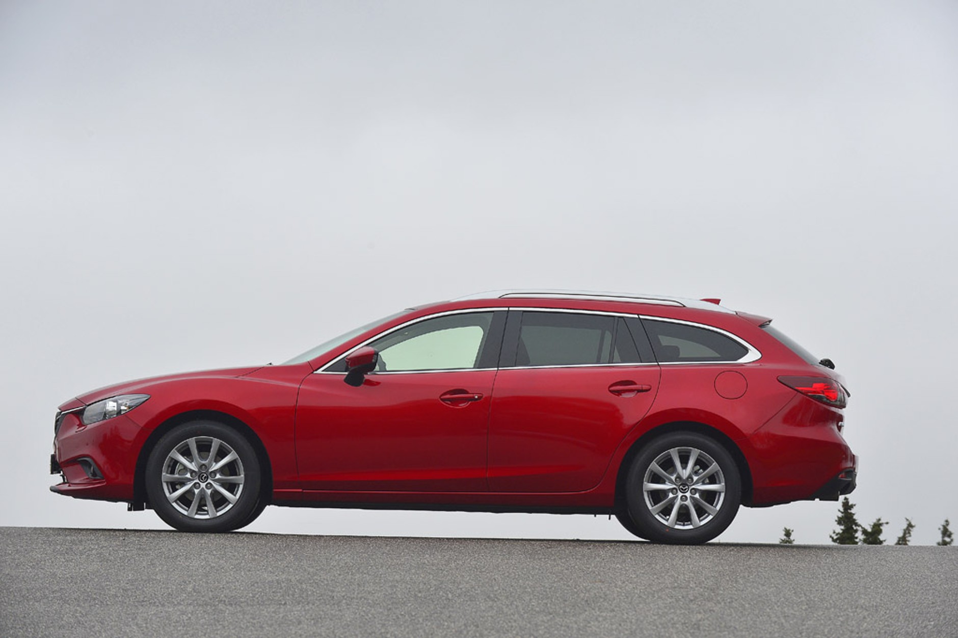 Mazda 6 kontra Volkswagen Passat: który model zostanie królem kombi?