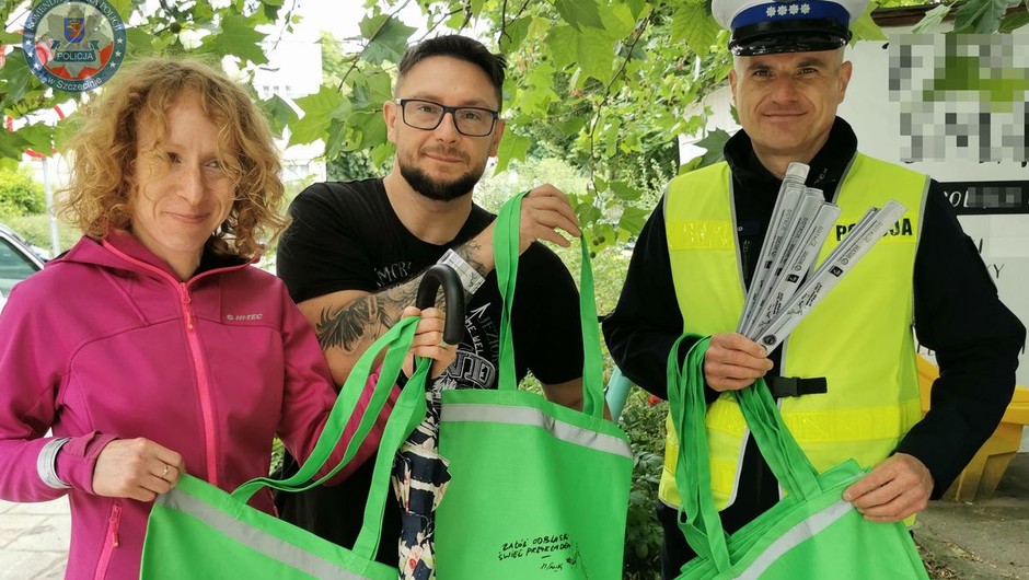 Obraz pochodzący z serwisu https://szczecin.policja.gov.pl/szm/dzialania-policji/aktualnosci/64010,Pieszy-uczestniku-ruchu-drogowego-Badz-widoczny-czyli-bezpieczny-dzialania-szcze.html