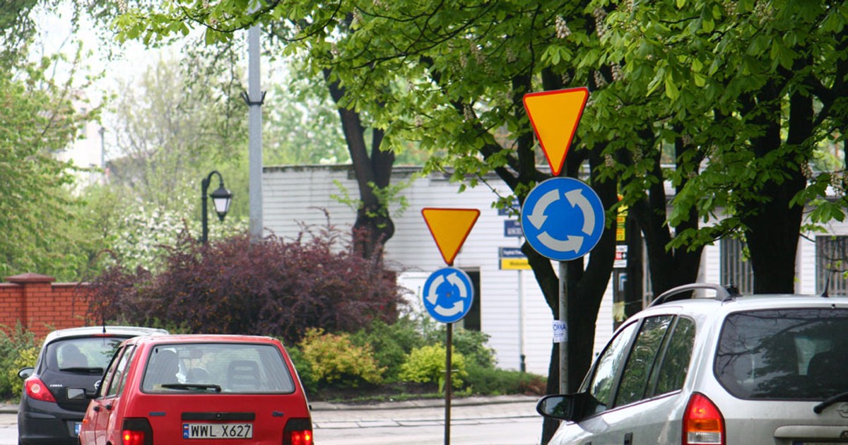 Zakręcone skrzyżowanie - Naucz się jeździć po rondzie