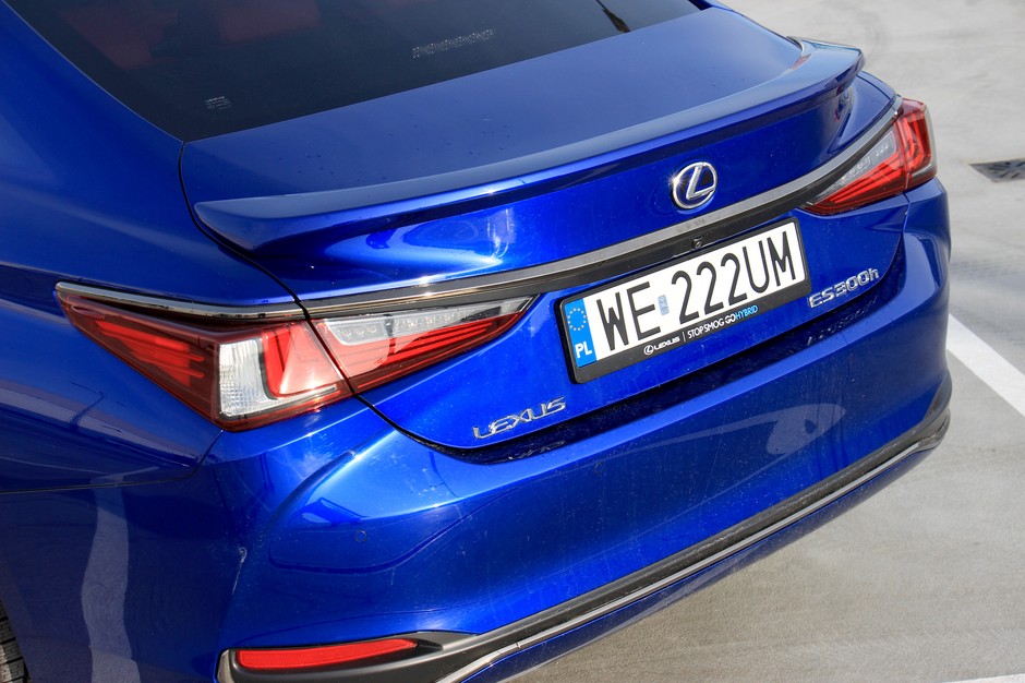 Lexus ES 300h, czyli nowy konkurent hybrydowej „Piątki” i „E-Klasy” | Test