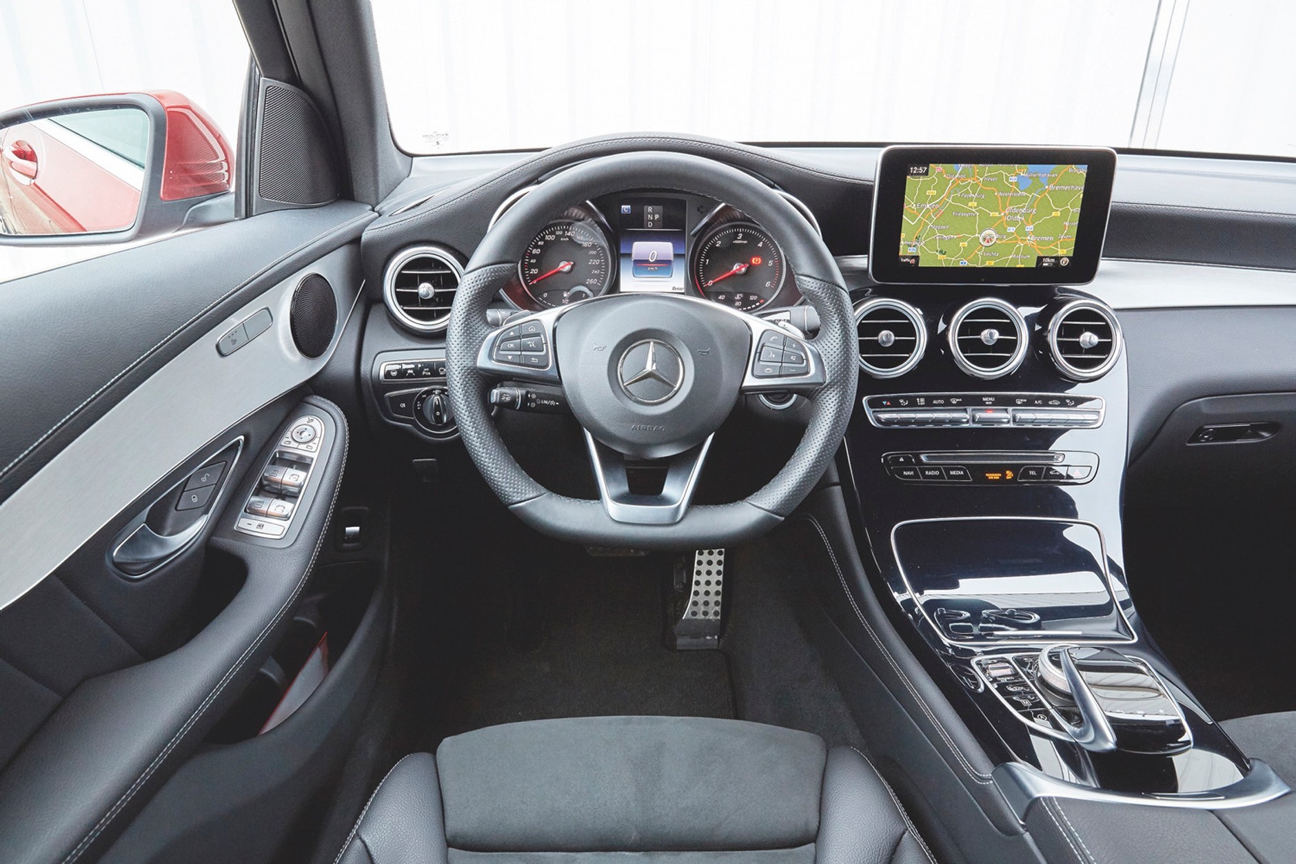 Nowe Audi Q5 kontra BMW X3, Land Rover Discovery Sport i Mercedes GLC