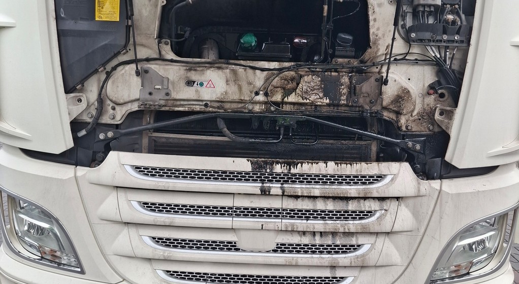 Samochód ciężarowy w dużymi wyciekami oleju