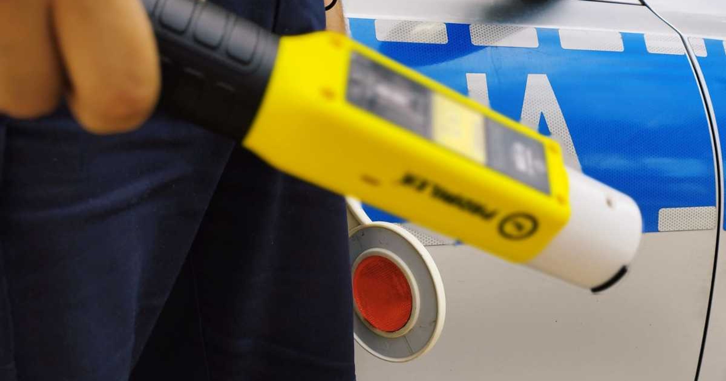 Nietrzeźwy kierowca z dożywotnim zakazem uszkodził barierę drogową