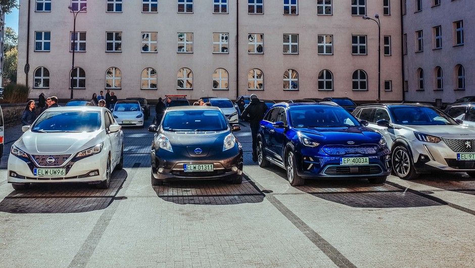 Samochody na zlocie pojazdów elektrycznych w Łodzi w 2021 r.