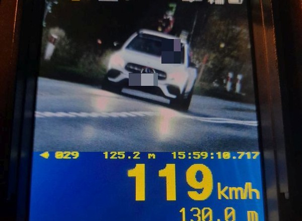 Policjanci zauważyli Mercedesa. Jego kierowca stracił prawo jazdy