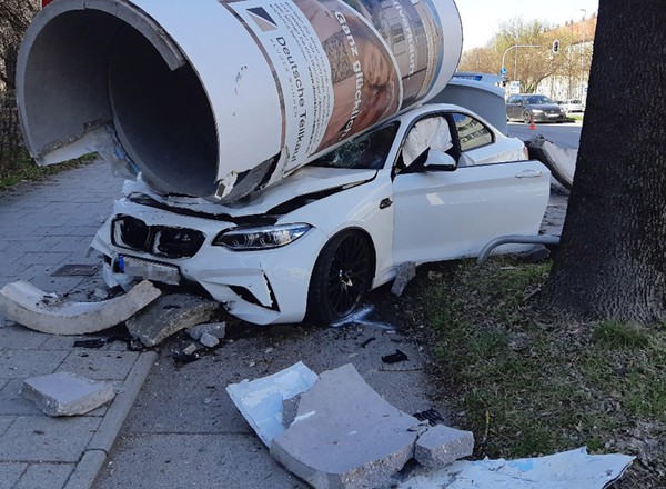 BMW M2 rozbite na słupie ogłoszeniowym. Kolejny uliczny wyścig?