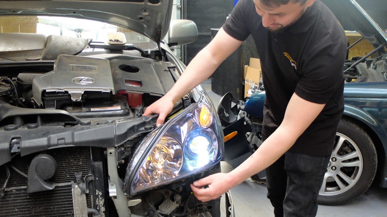 Lexus i jego przerobiony reflektor: był stary, wypalony ksenon, jest Bi-LED