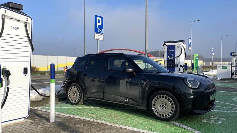 Ładowanie samochodu elektrycznego