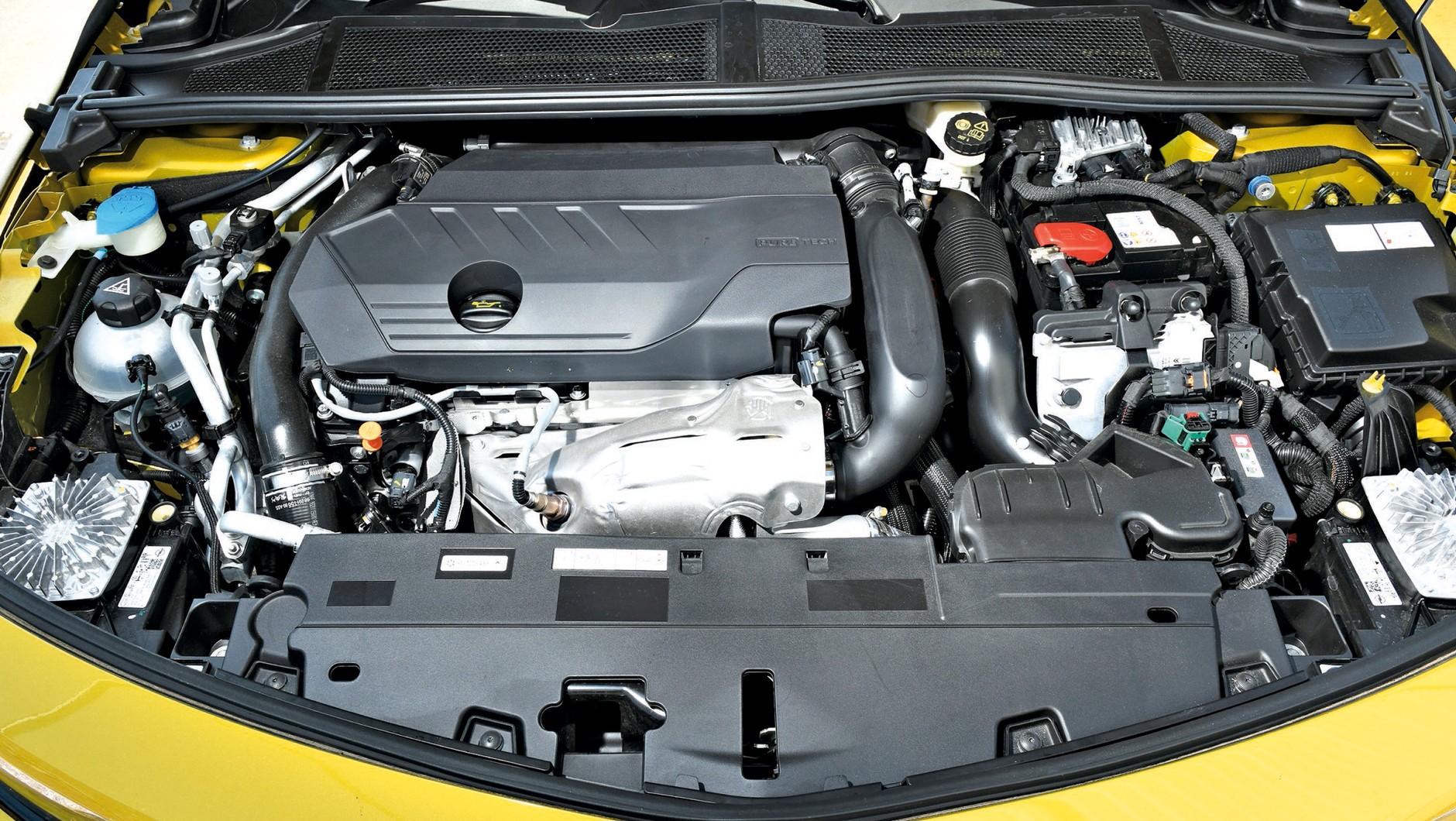 Harmonijny duet – w Astrze Plug-in-Hybrid pracują silniki: benzynowy 1.6 turbo o mocy 150 KM oraz 110-konny elektryczny. Moc systemowa wynosi 180 KM i wystarcza śmiało do osiągnięcia niemal sportowej dynamiki.