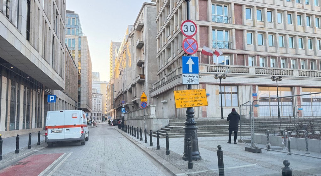 Pułapka zastawiona na kierowców w centrum Warszawy. Kilkanaście znaków na odcinku 100 metrów, nawet pięć znaków na jednym słupie – w tym najważniejszy, drobnym drukiem na białej tabliczce
