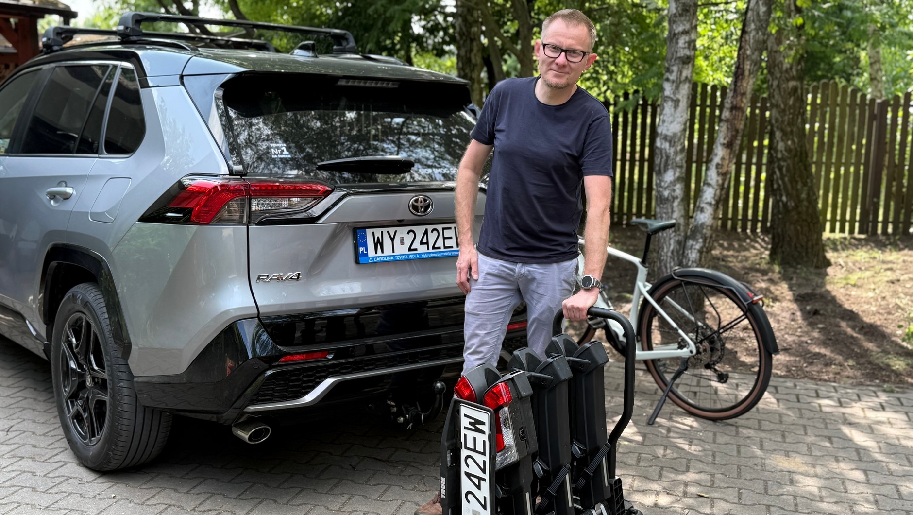 Thule EasyFold 3 to bagażnik składany, zajmujący po złożeniu niewielką ilość przestrzeni. Mimo to można nim przewieźć aż 4 rowery