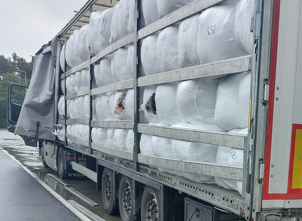 Zatrzymany tir na drodze S3. W naczepie była nie tylko używana odzież