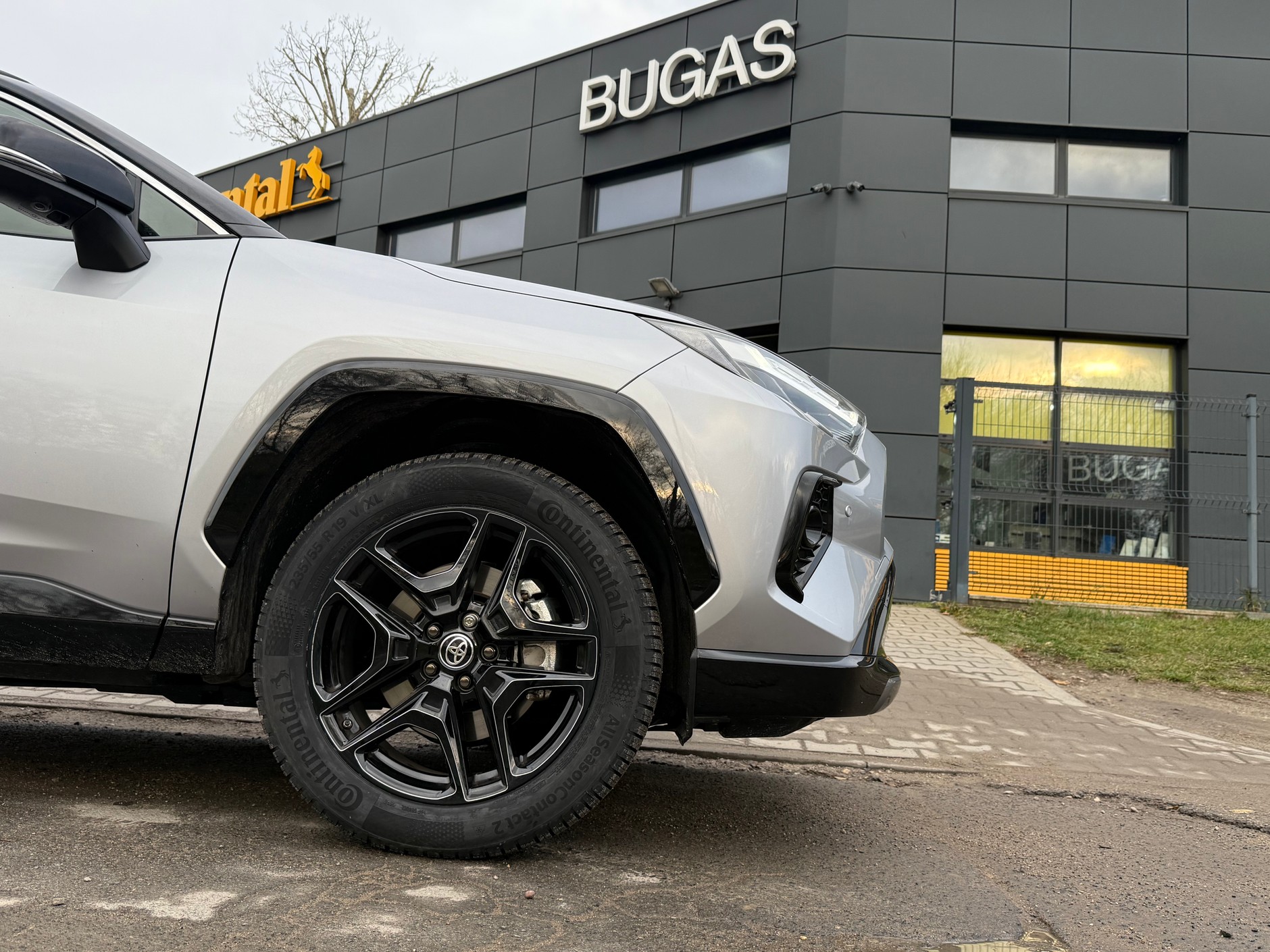 Toyota RAV4 ma rozmiar opon 235/55 R19, ale tańsze wersje mogą mieć felgi o mniejszej średnicy – i co za tym idzie, inne (tańsze) opony