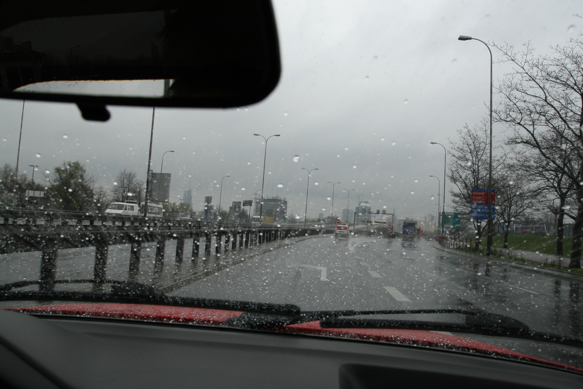 NIewidzialna wycieraczka – preparat, który tworzy na powierzchnię szyby powłokę hydrofobową. Woda formuje się w kulki, w niewielkim stopniu ogranicza widoczność, spływa pod wpływem pędu powietrza