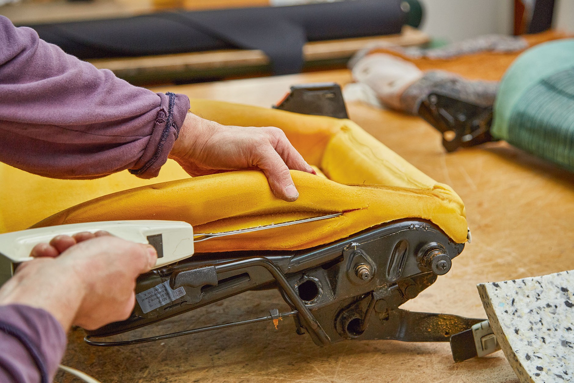 Jak samodzielnie naprawić zniszczoną tapicerkę?