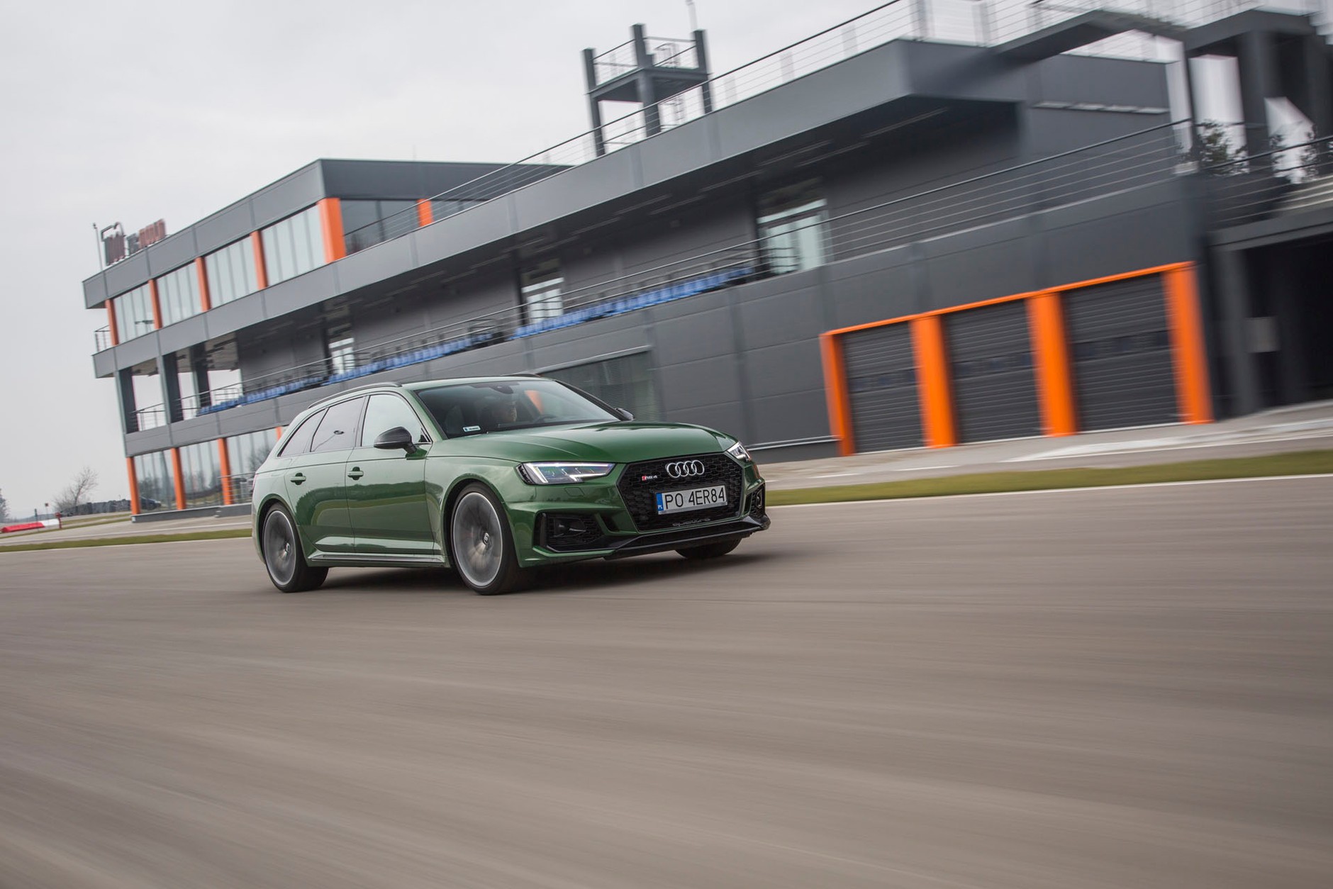 Audi RS4 Avant - kombi z ogniem w ...