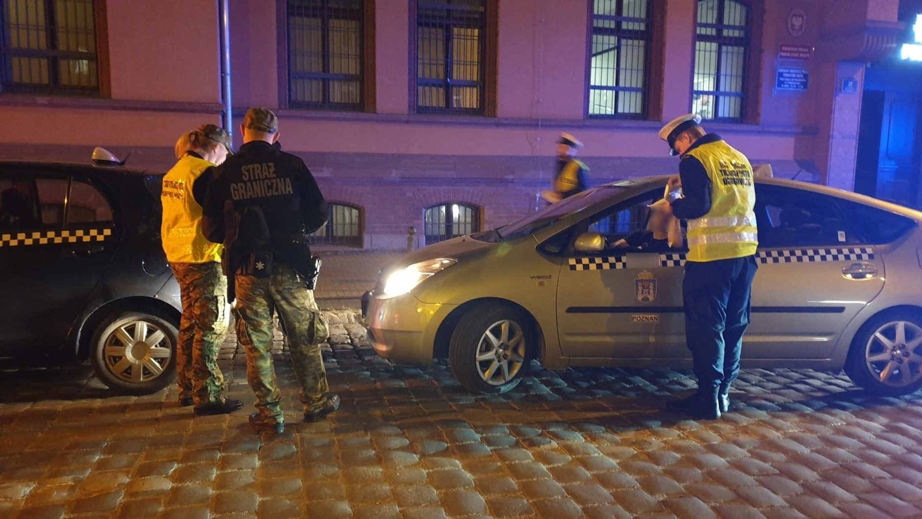 policjanci kontrolują taksówki