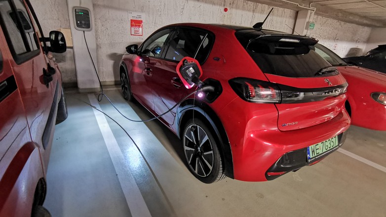 Masz garaż z ładowarką? To nie masz problemu z autem na prąd! Nie masz albo przynajmniej dostępu do prądu? To sobie odpuść