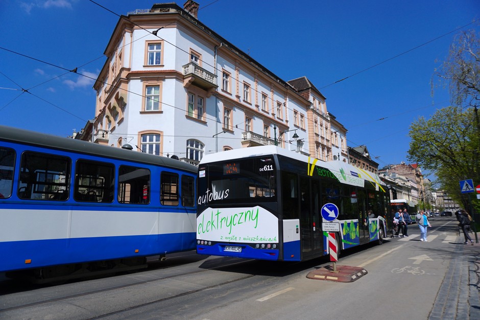 Kraków należy do miast z najgorszym powietrzem w Europie, choć od wielu lat tamtejsze władze starają się to zmienić. To nie tylko wina ruchu drogowego czy emisji przemysłowych, ale to też efekt specyficznego położenia.
