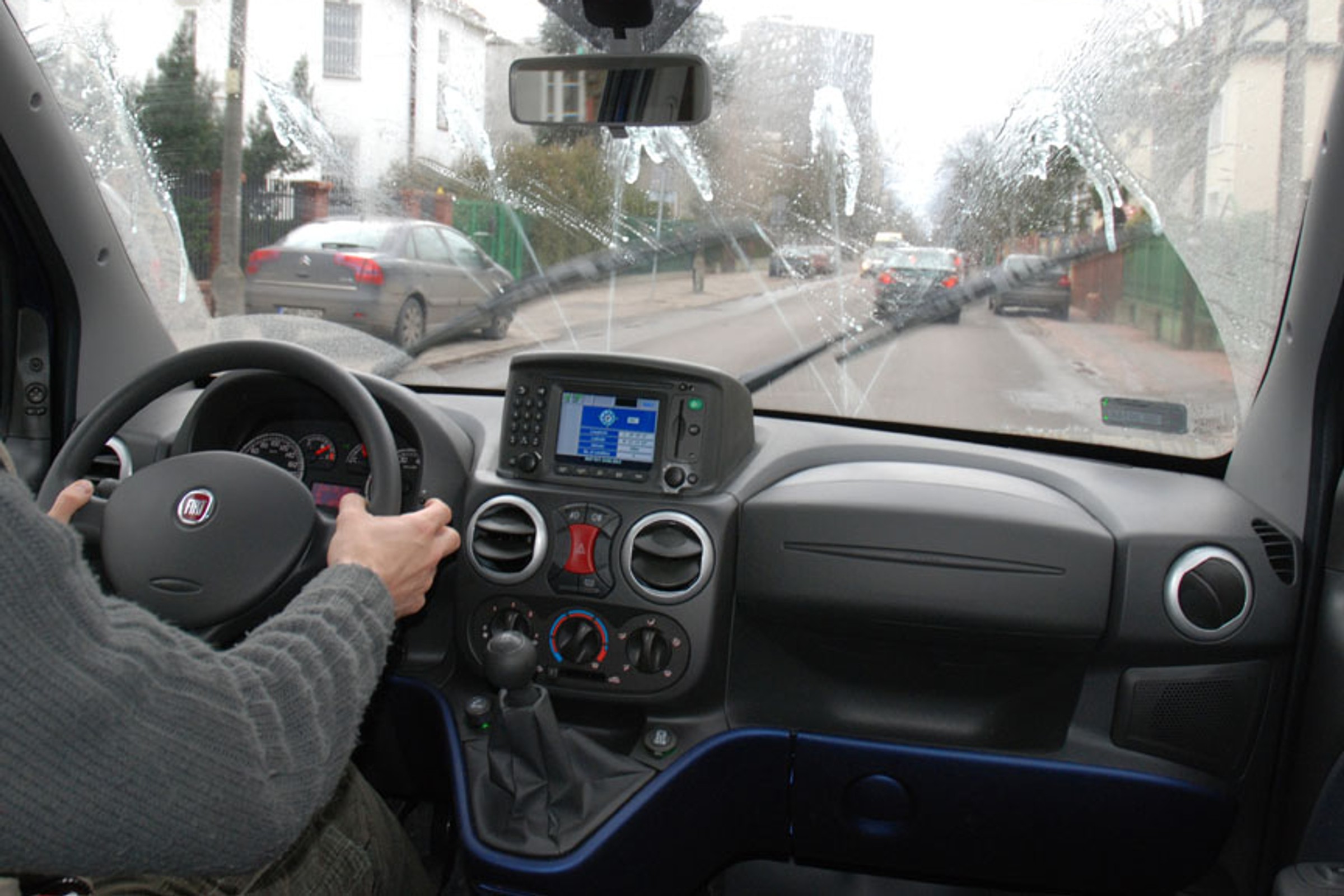 Mandat za włączenie wycieraczek? Wyrok sądu pokazuje, iż to możliwe