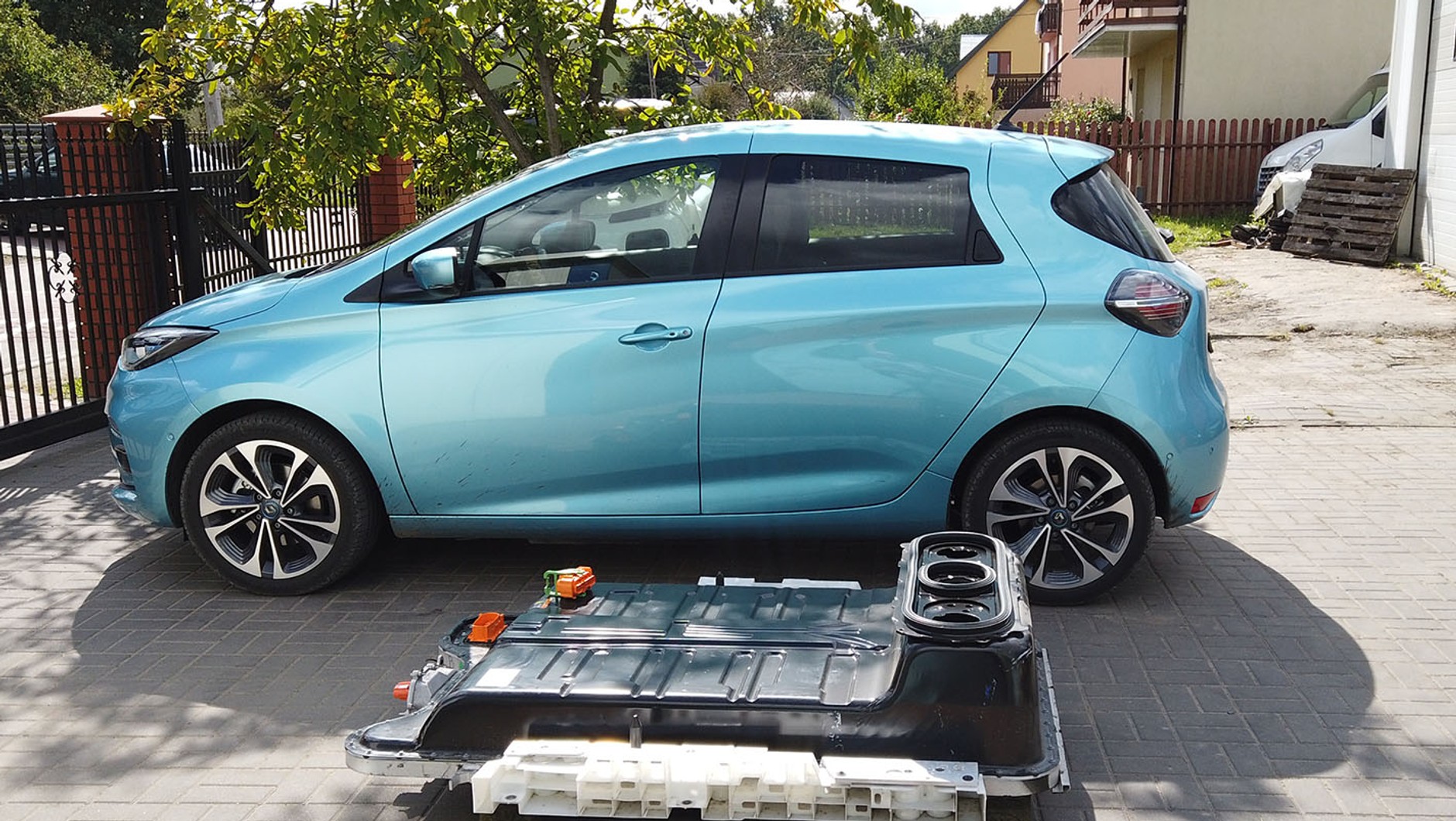 Akumulator do auta elektrycznego to najdroższy element takiego pojazdu. W razie konieczności jego wymiany lub naprawy skorzystanie z oferty ASO może już w kilkuletnim aucie oznaczać ekonomiczną szkodę całkowitą. Na pocieszenie: prawidłowo eksploatowane akumulatory okazują się bardzo trwałe, a w przypadku uszkodzeń często da się je (poza ASO) naprawić.