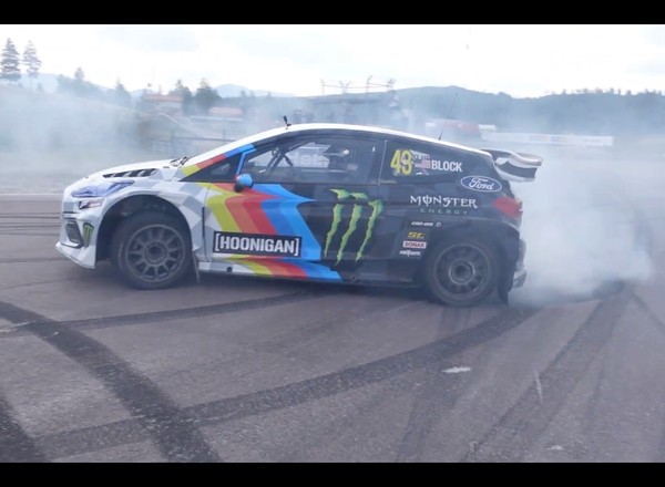Ken Block pali gumę elektryczną rajdówką