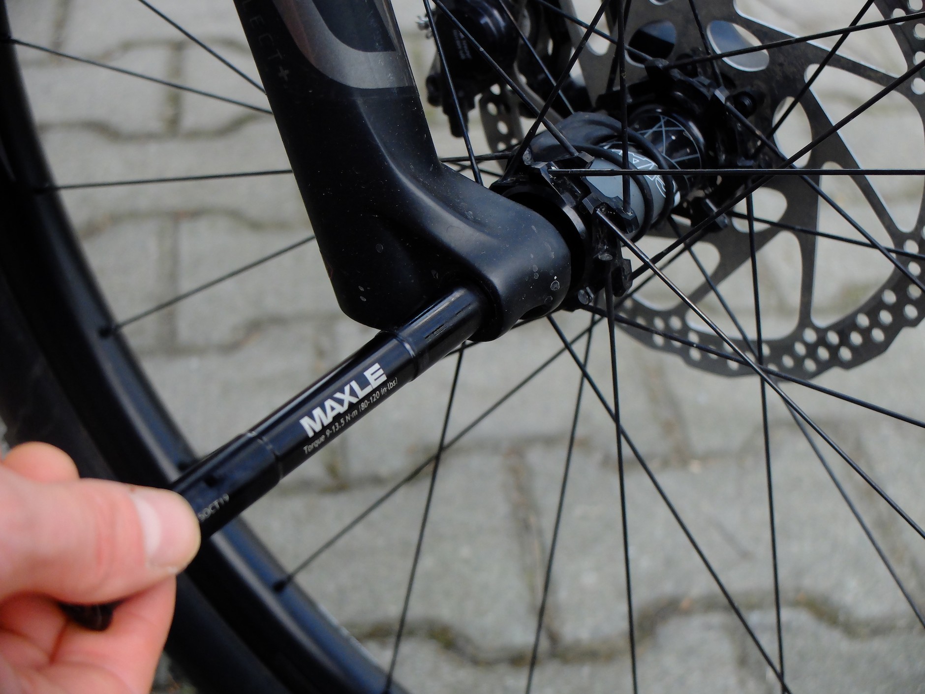 Uchwyt dachowy Thule TopRide 568: wyjmujemy oś...