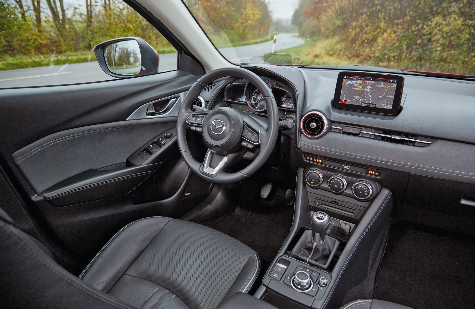 Porównanie 4 par SUV-ów: Mazda, Mitsubishi, Jeep i Volkswagen.