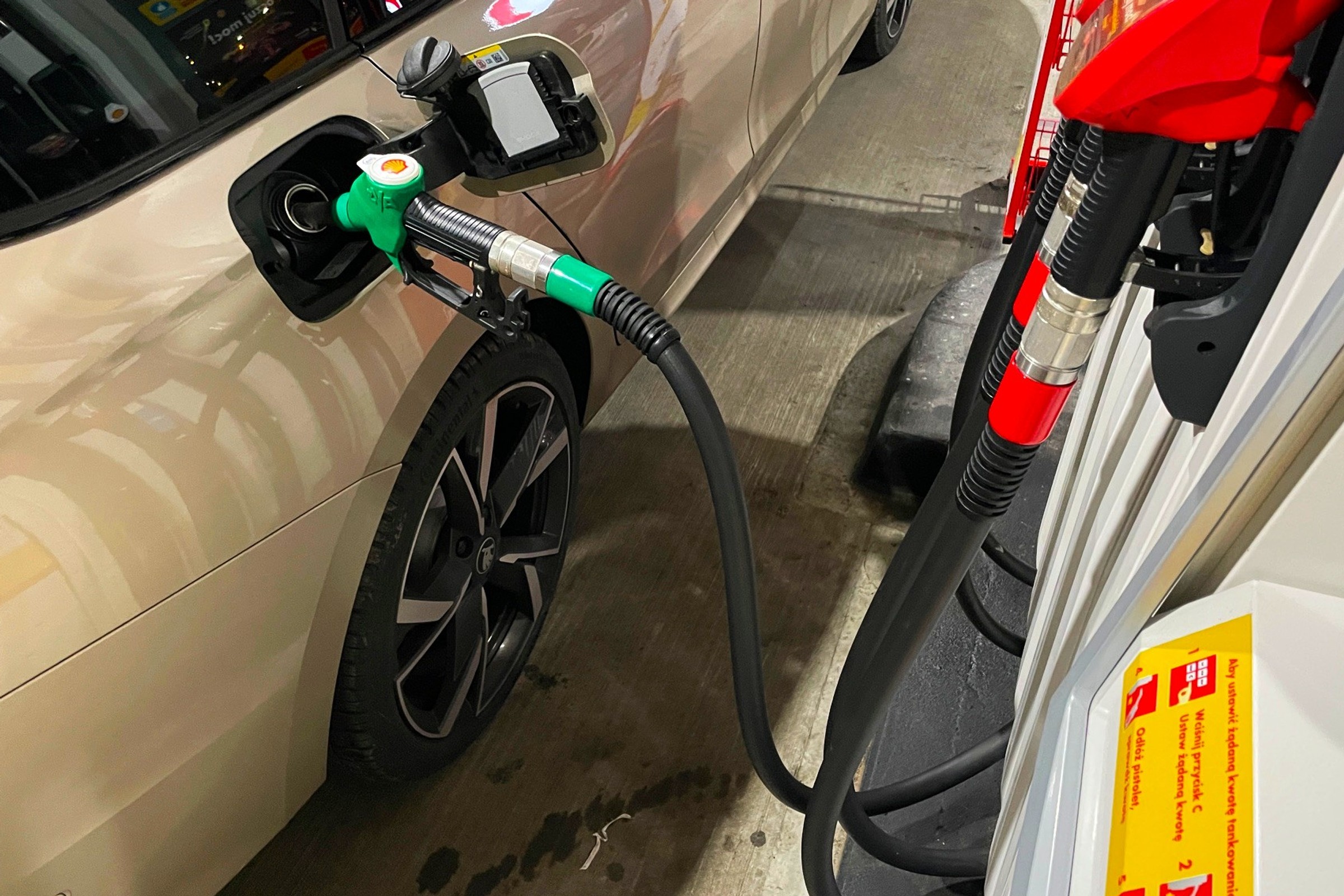 Już nie E10, ale E20. Na stacjach pojawi się nowa benzyna. Niektóre auta będą miały z nią problem