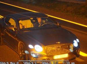 Jechał Bentleyem 146 km/h w terenie zabudowanym i chciał uniknąć odpowiedzialności