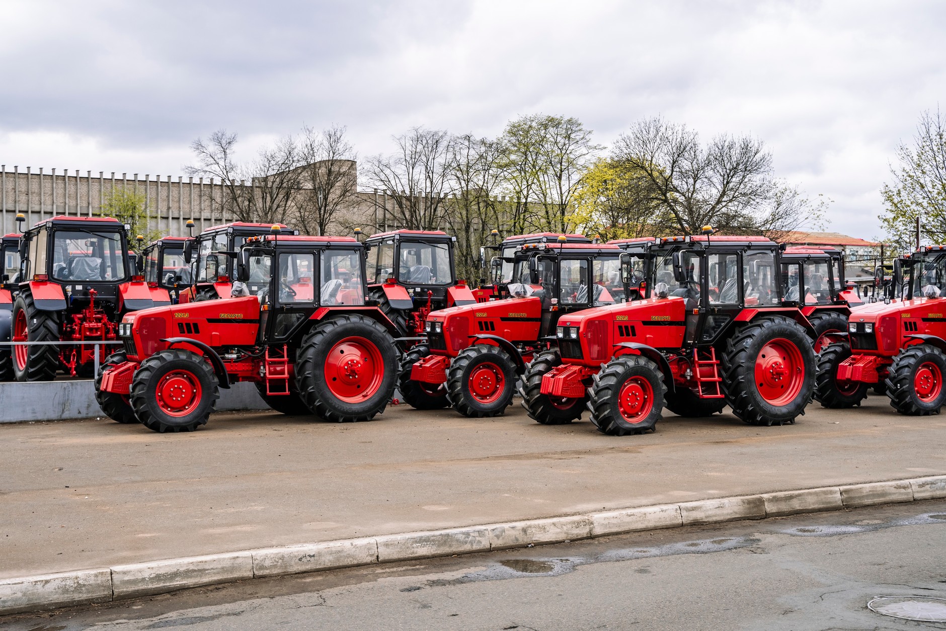 Traktory MTZ Belarus - masowy import "nowych-używanych" maszyn z pominięciem europejskich wymogów skłonił rząd do pracy nad zaostrzeniem przepisów. Domagają się też tego unijne instytucje