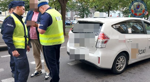 Większość kierowców taksówek na aplikację nadal nie ma polskiego prawa jazdy