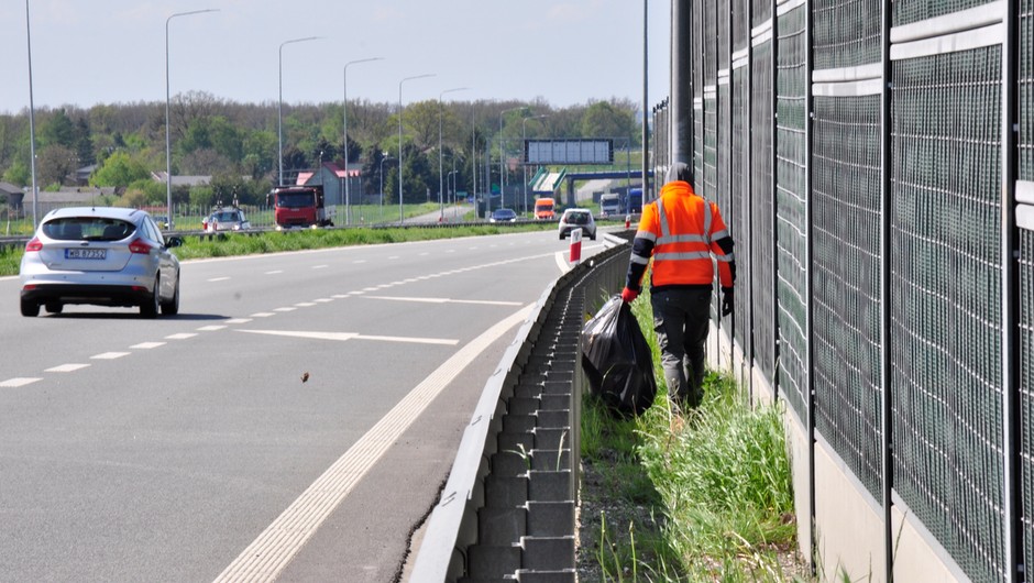 Pracownik GDDKiA zbierający śmieci wzdłuż pobocza - woj lubelskie