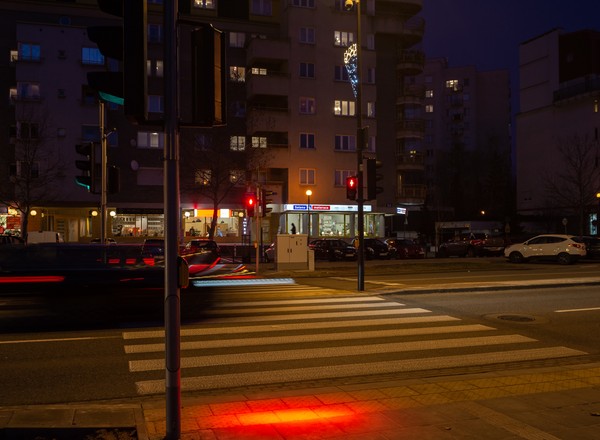 Warszawski ZDM testuje przejścia dla smartfonowych zombi