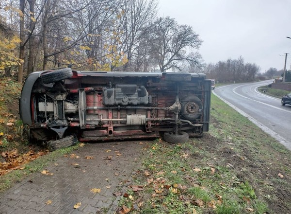 Droga była zdecydowanie zbyt śliska. Poważny wypadek w Izbicy