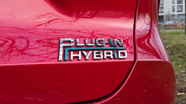 Emblemat "Plug-In Hybrid" na chińskim SUV-ie Chery Tiggo 7 PHEV