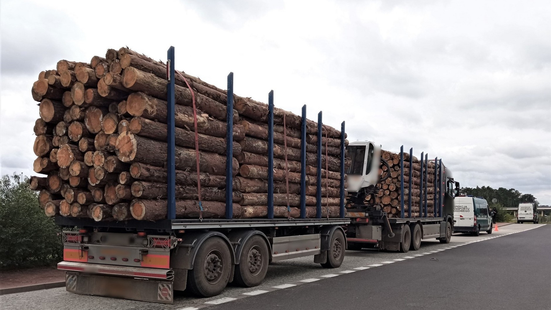 Transport kłód drewna nie spełniał standardów kontrolerów z ITD