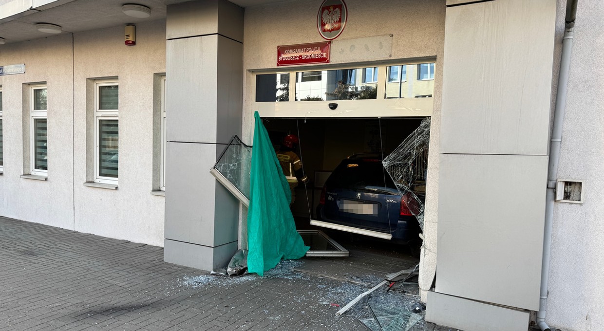 Celowo wjechał samochodem do komisariatu policji w Bydgoszczy. Kilka razy uderzał w drzwi