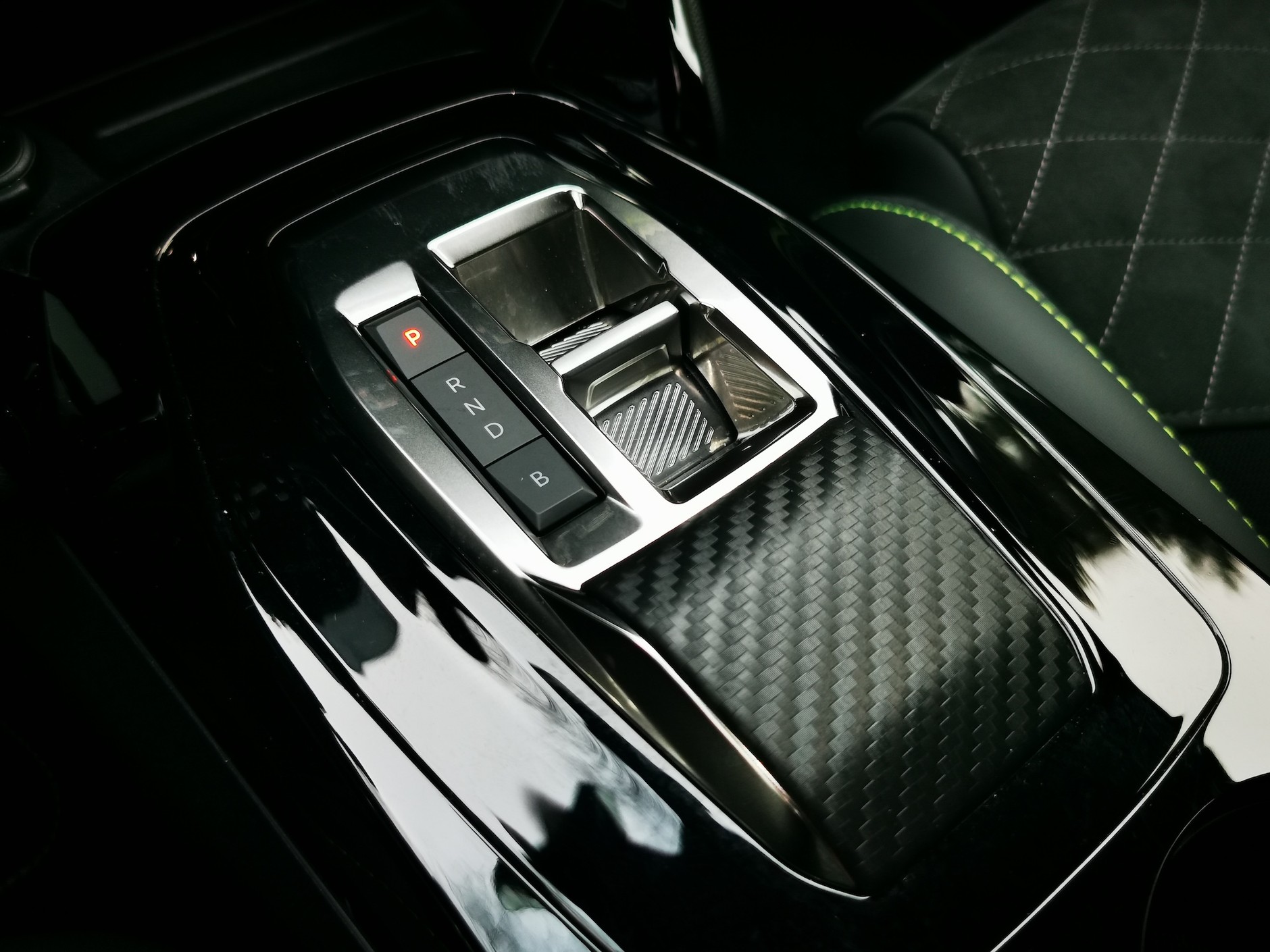 Peugeot e-208"