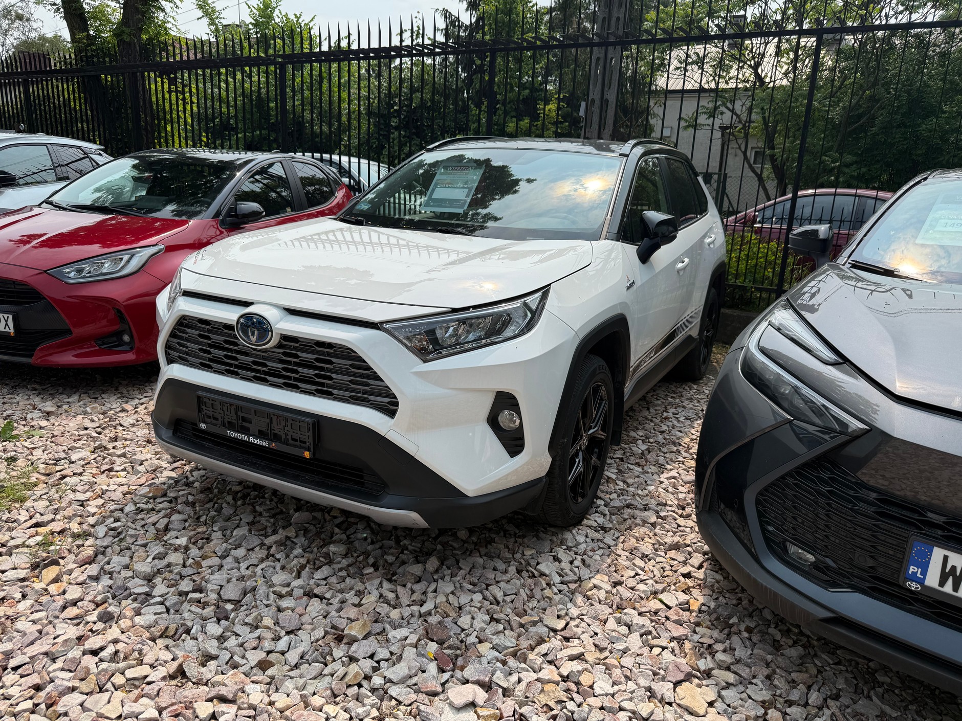 Używana Toyota RAV4 na parkingu dilerskim