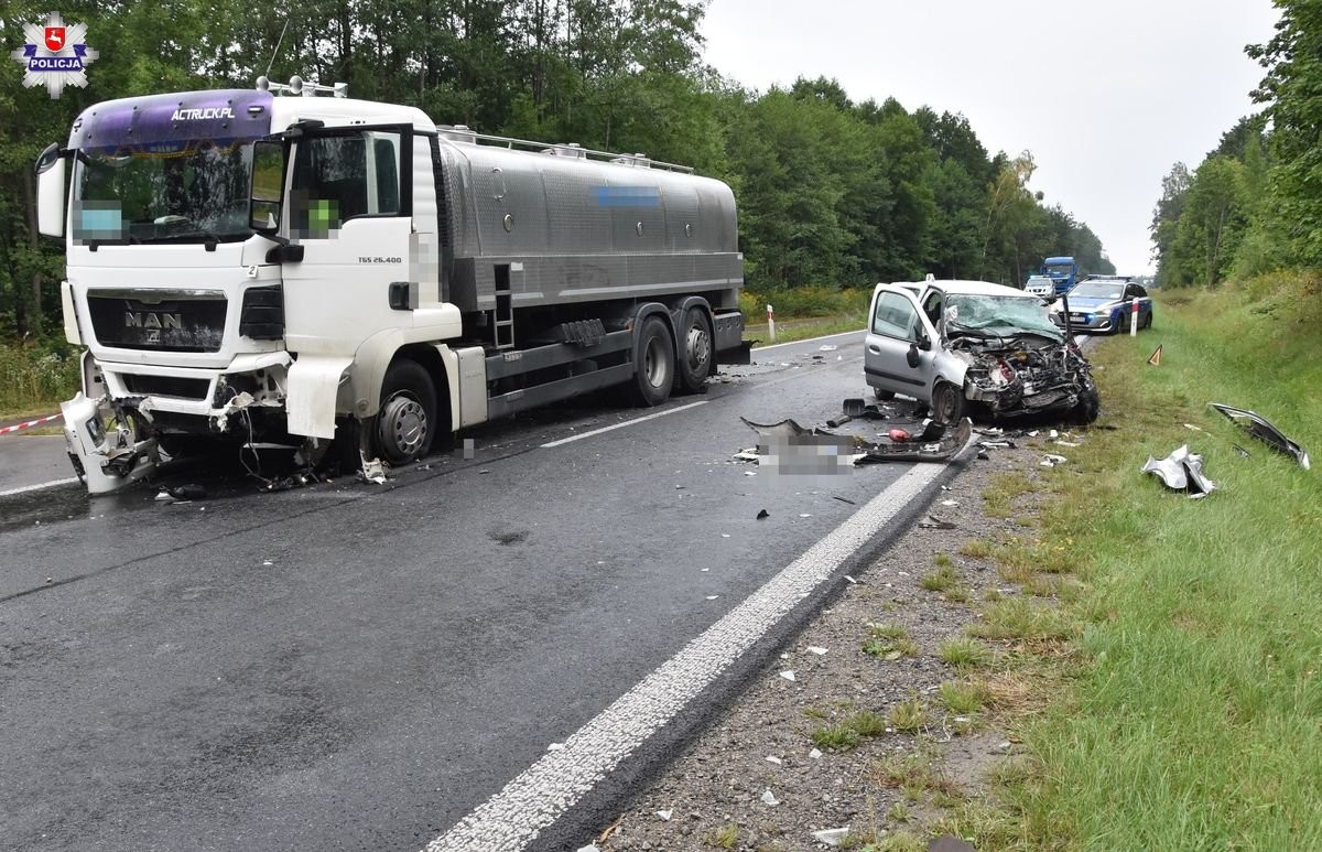 Kierowca Renault zderzył się czołowo z ciężarówką. Nie udało się go uratować