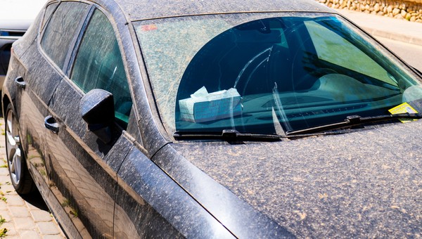 Żółty pył na samochodzie