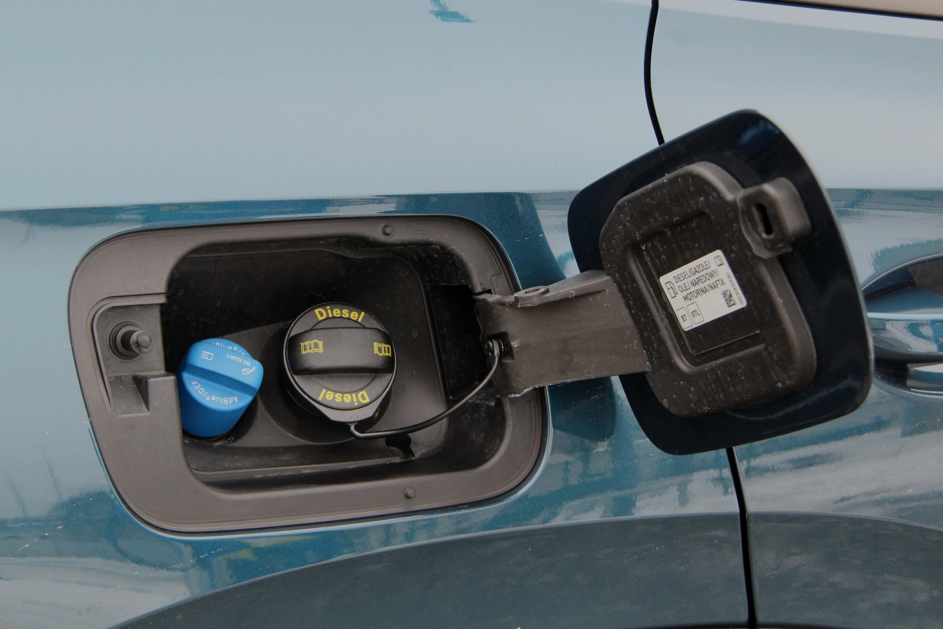 Niebieska nakrętka obok wlewu paliwa to znak rozpoznawczy nowoczesnych diesli. Niestety to także ich najgorszy punkt pod względem awaryjności