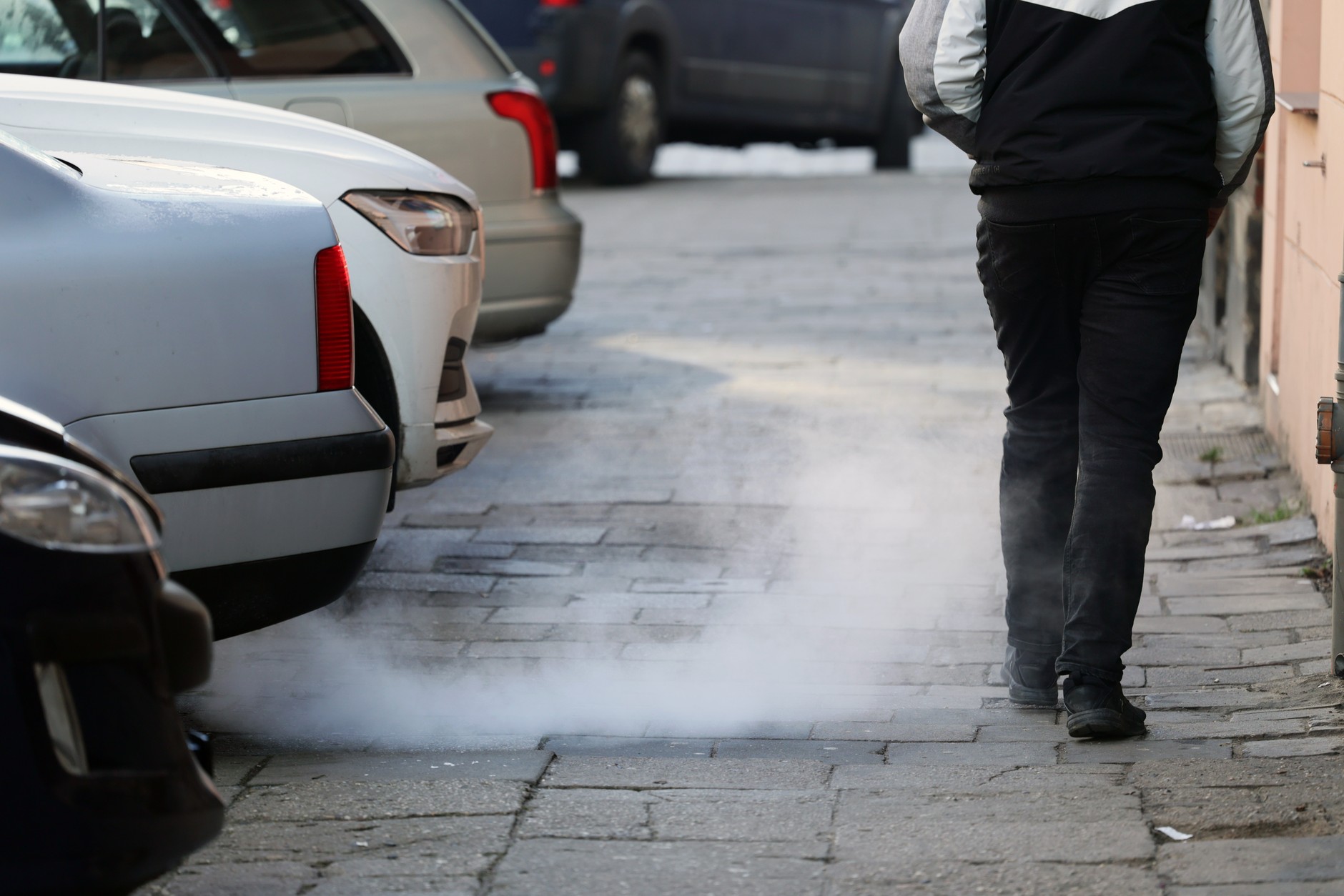 Biały dym z rury wydechowej może oznaczać poważną awarię