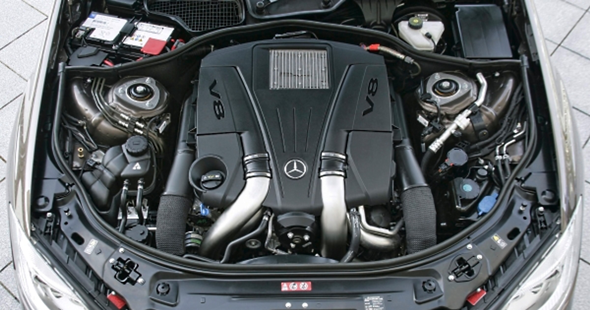 Mercedes - silnik V8