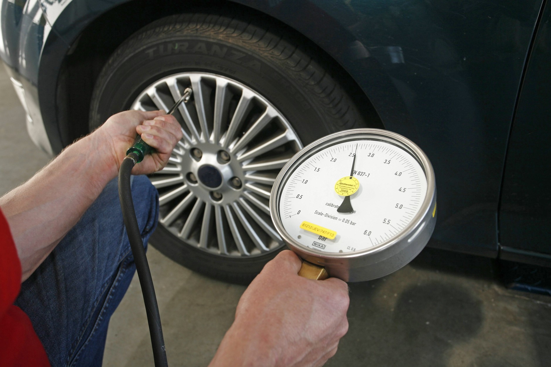Spalanie - pomiar ciśnienia w oponach