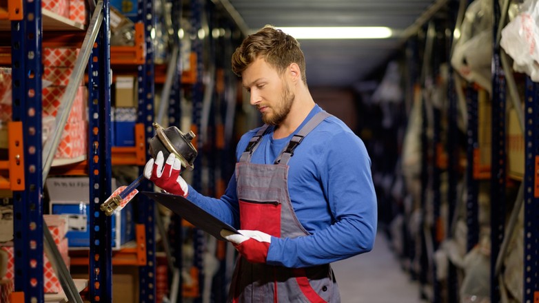 Pracownik w magazynie części zamiennych – zdjęcie ilustracyjne